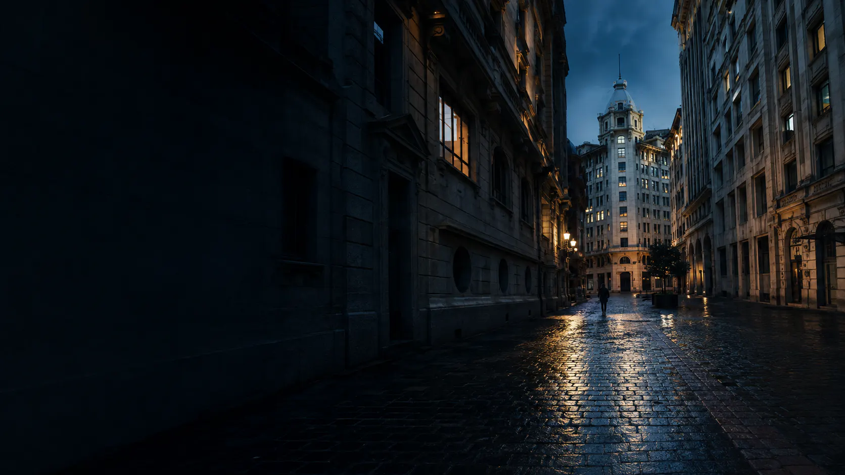 Calle céntrica nocturna, con edificios iluminados y pavimento mojado